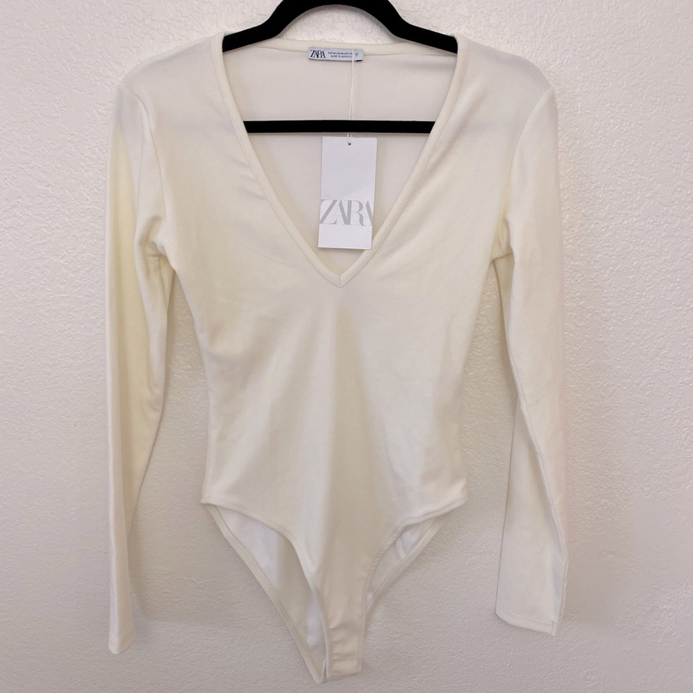 NWT! Zara off white/beige v-neck bodysuit - size Medium